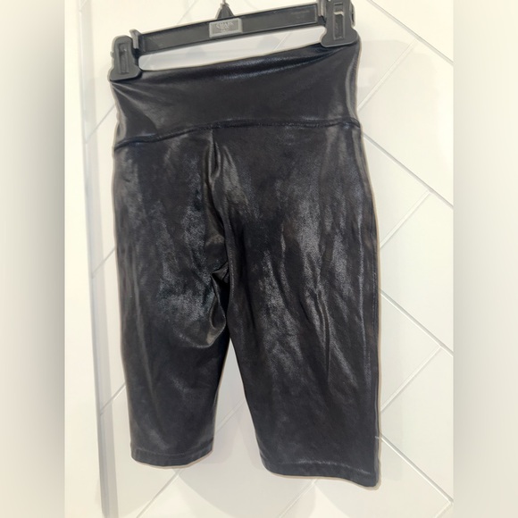 Excellent Pristine SPANX faux leather biker shorts size: medium - Picture 9 of 14